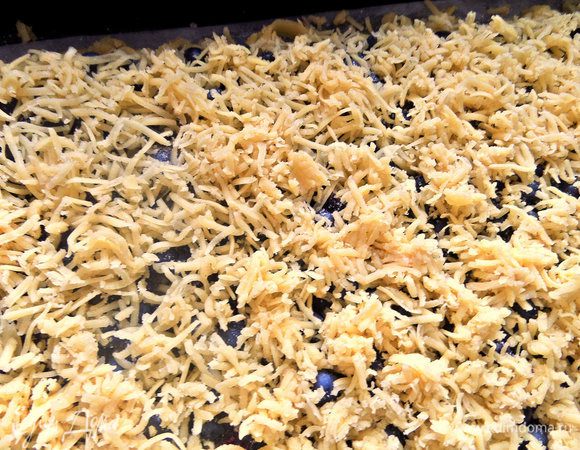 Посыпаем им ягоды.