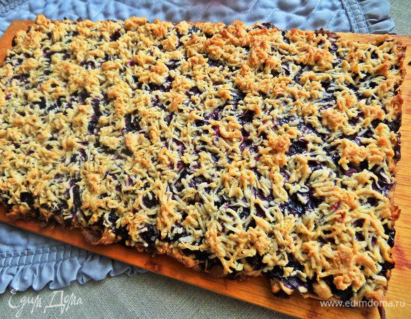 Вот такой большой пластовой пирог получается! Мы любим румяную выпечку.