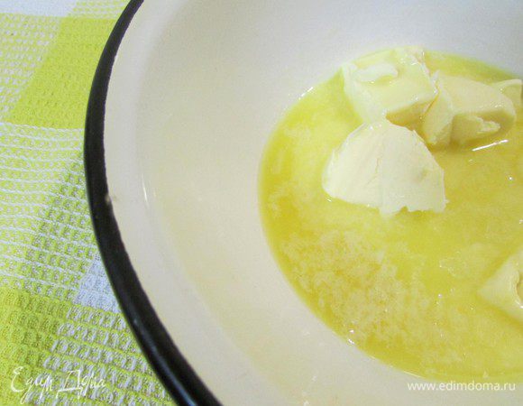 Растопить сливочное масло и дать остыть.