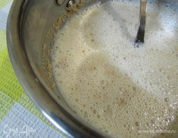 В теплом молоке (весь объем) развести сахар и дрожжи до пышной шапочки.