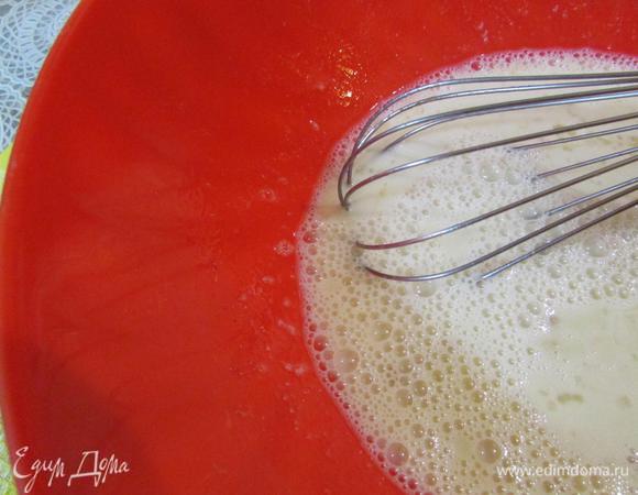 Затем влить молочно-дрожжевую смесь.