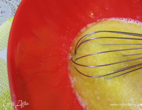 Добавить сливочное масло и хорошо размешать с помощью венчика.