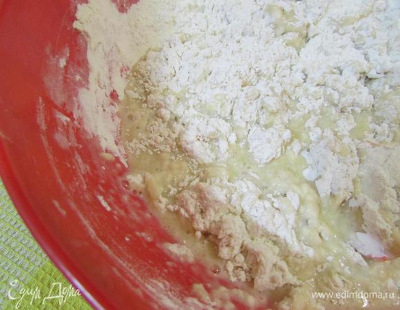 Всыпать просеянную муку и ванильный сахар.