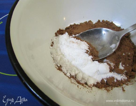 В отдельной миске соединить какао-порошок и сахарную пудру.