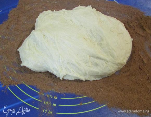 Присыпать рабочую поверхность этой смесью (какао/сахарная пудра). Поверх выложить подошедшее тесто.