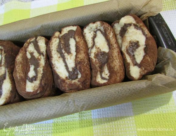 Форму выложить бумагой для выпечки и выложить рулетики, ставя их срезом вверх. Оставить в теплом месте на 40 минут. Затем хлеб отправить в разогретую духовку (200°С). Выпекать 20 — 25 минут. Ориентируйтесь на свою духовку. Важно хлебушек не пересушить!