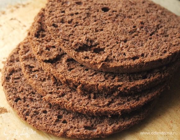 Вылить тесто в разъемную форму диаметром 20 мм и поставить в разогретую до 180°C духовку. Выпекать до сухой деревянной лучины. Готовый бисквит остудить на решетке и разрезать на 3 коржа (у меня на фото четыре, но практика показала, что этот бисквит лучше разрезать на 3 коржа).