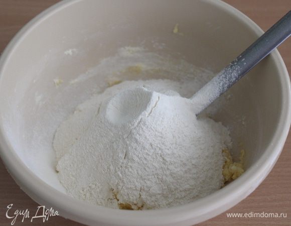 Добавить муку и перемешать.