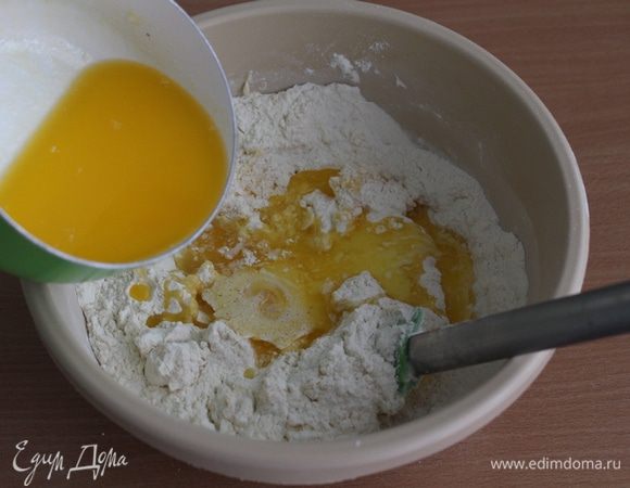 Молоко нагреть, добавить туда сливочное масло, помешать, чтобы масло растопилось. Остудить до теплого состояния, ввести в мучную смесь, перемешать.