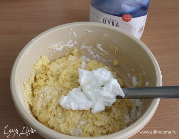 Белки взбить отдельно до устойчивых пиков и аккуратно добавить в тесто, перемешивая снизу вверх. 