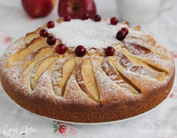 Пирог остудить и посыпать сахарной пудрой.