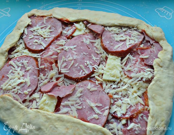 Загните края теста внутрь.