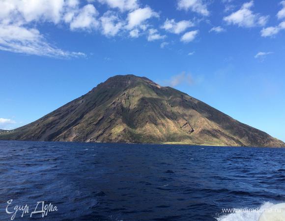 Наш вулкан еще спит. Но поставим пиццу-рулет в духовку, нагретую до 210°С примерно на 20 — 30 мин. и посмотрим, что у нас получится.