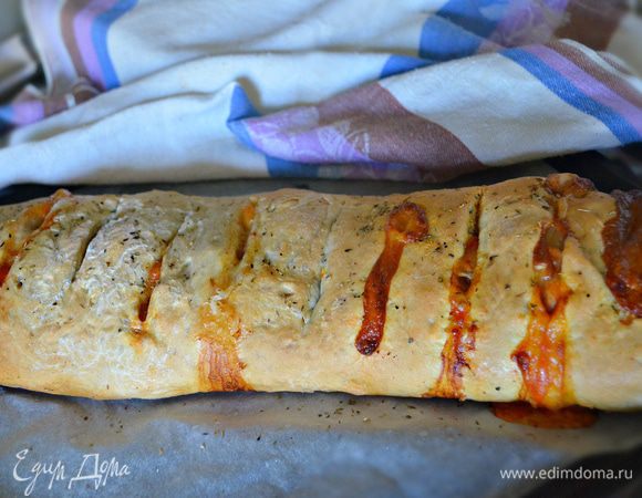 А что у нас? При температурном воздействии из отверстий рулета «извергается огнедышащая лава» — томатный соус и моцарелла. Все получилось!