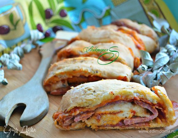 Нарезаем готовую пиццу-рулет и скорей к столу!
Вuon appetito!