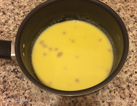 Молоко и сливочное масло слегка подогреть. Когда молоко станет теплым, добавить дрожжи и дать постоять 10 минут.