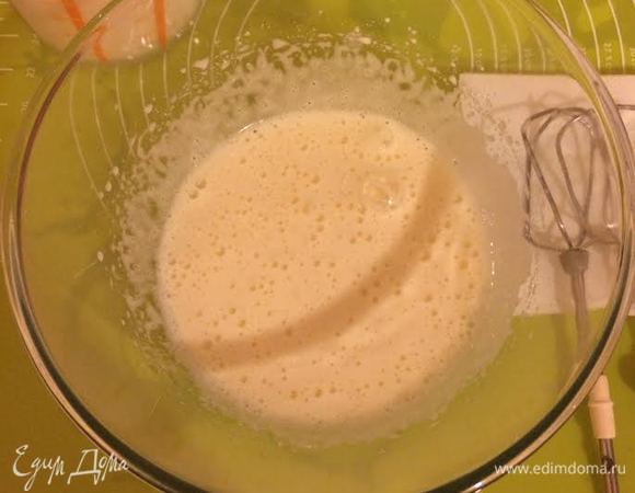 Яйцо, соль, сахар и ванильный сахар хорошо взбить.
