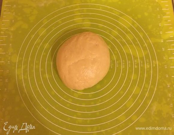 Тесто выложить на рабочую поверхность и хорошо вымесить (10 минут).