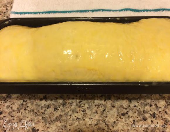 Тесто накрыть пленкой и отправить в теплое место на 1 час. Духовку нагреть до 180°С. Желток смешать с яйцом, смазать тесто.