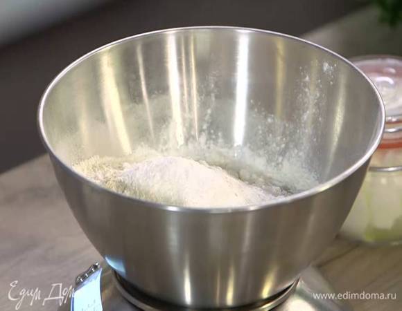 Муку перемешать с разрыхлителем и солью.