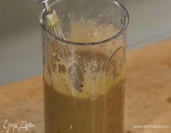 Сахар и 200 мл оливкового масла взбить блендером с насадкой-венчиком на средней скорости, затем, продолжая взбивать, по одному добавить яйца, каждый раз вымешивая.