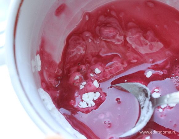 Образовавшийся сок от вишни смешать с крахмалом, затем добавить к вишне и варить до загустения. Вишневую начинку остудить до комнатной температуры.