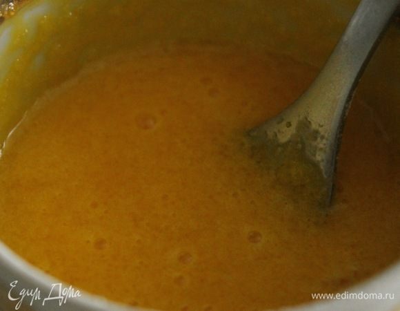 Для заварного крема смешать венчиком желтки с сахаром, крахмалом, мукой.