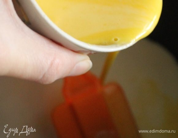 Прогреть молоко, не кипятить, добавить желтковую массу и при постоянном помешивании.