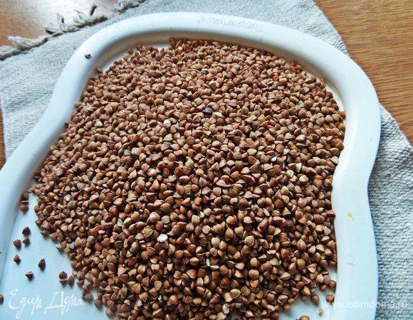 Итак, начинаем с гречки. Чистим, промываем через сито, заливаем водой и ставим вариться с солью.