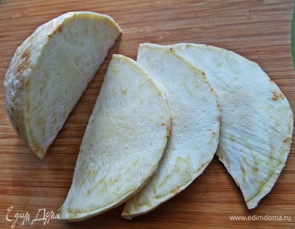 Сельдерей нарезать тонкими ломтиками. Затем соломкой.