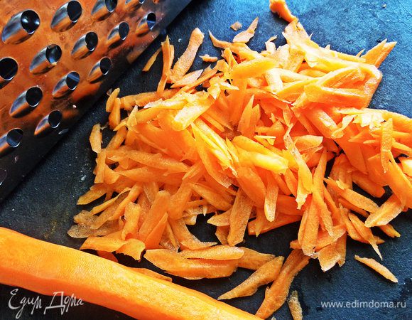 Морковь натереть на крупной терке.