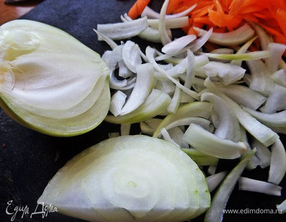 Лук нарезать примерно так.