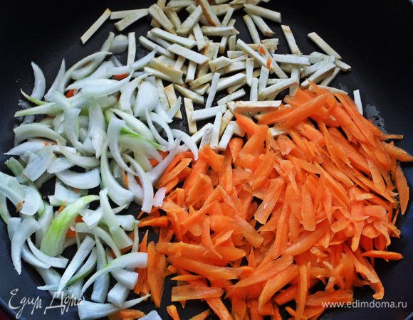 Высыпаем корешки в разогретую с маслом сковороду.