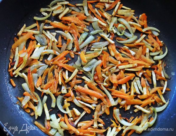 Обжариваем, помешивая, на масле от Biolio со смесью приправ и держим под крышкой 5 минут.