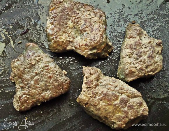 Куски печенки обжариваем с двух сторон с солью, перцем на масле Biolio. Жарим, как обычно, любите.