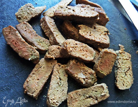 Разрезаем поперек на ломтики.