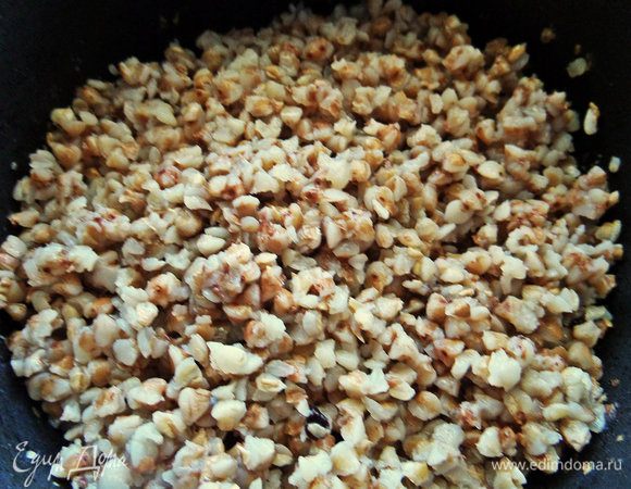 В это время сварилась гречка. Обычно я вливаю уже в выключенные рис, макароны или гречку ложку оливкового масла, но и любое ароматное масло от Biolio тоже подойдет. Перемешиваем с маслом.