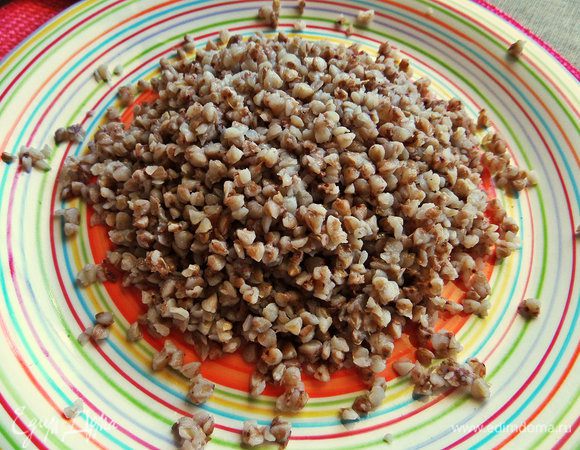 Высыпаем крупу горкой на тарелку.