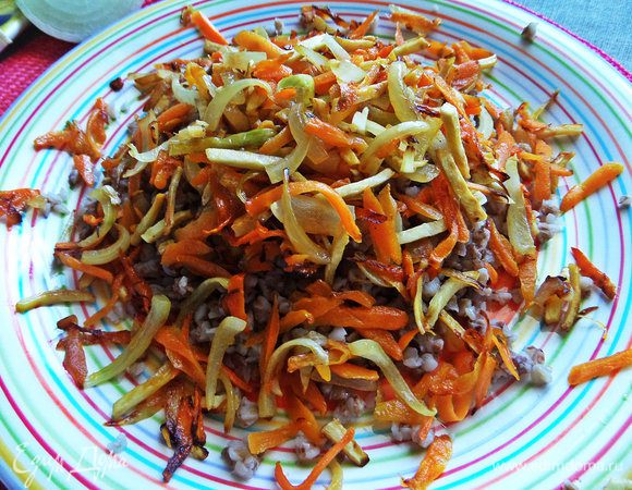 Сверху румяные овощи.