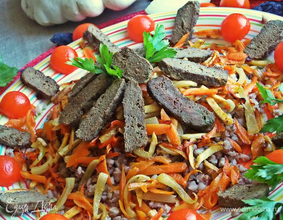 Украшаем черри по краю тарелки.