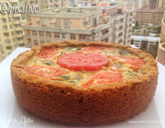 Почистить и нарезать мелко лук и 2 помидора (один оставить на украшение пирога сверху), потушить до мягкости. Добавьте зелень: нарезанный шпинат, соль по вкусу.
Измельчить на терке сыр и смешать с яйцами и порубленным зеленым луком. Добавить тушеный лук с помидорами и хорошо перемешать.
В форму выложить начинку. Выпекать при температуре 180°С минут 35 — 40
Приятного аппетита!