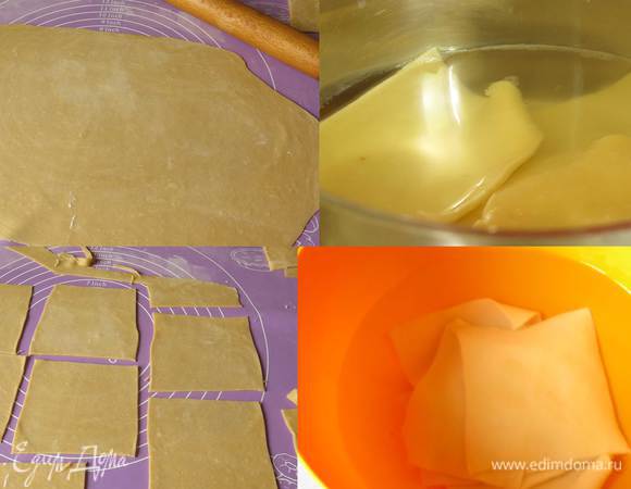 Раскатываем тесто на припыленном мукой столе. Нарезаем квадраты 10х10. Отвариваем тесто по 2 минуты в кипящей соленой воде. Вынимаем пласты теста и кладем в холодную воду.