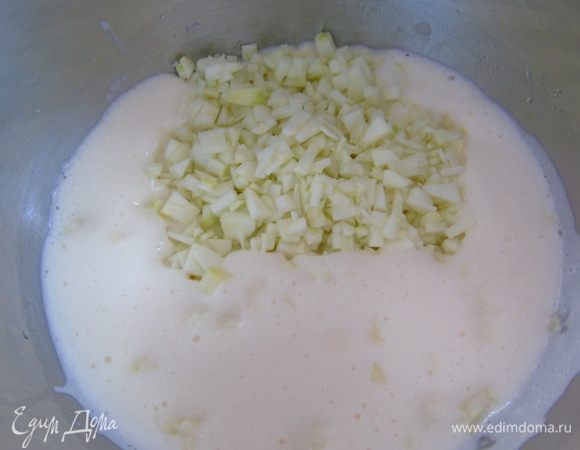 Добавьте кабачок в яично-масляную смесь, перемешайте.