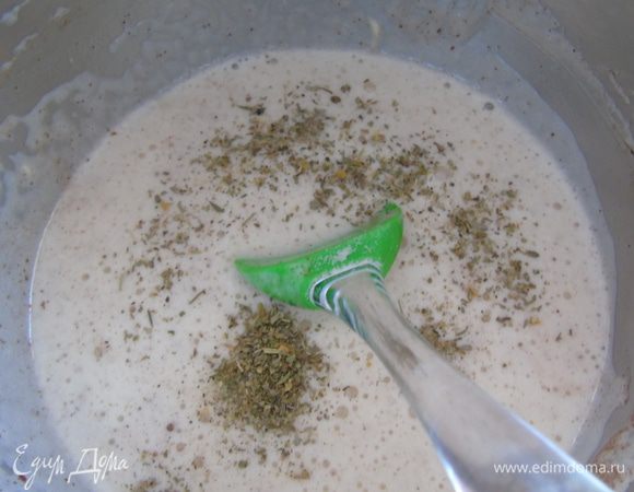 Добавьте соль и приправы.