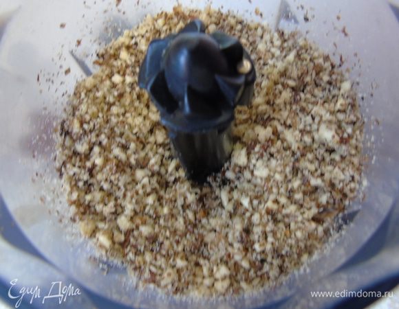 Орехи перебейте в блендере.