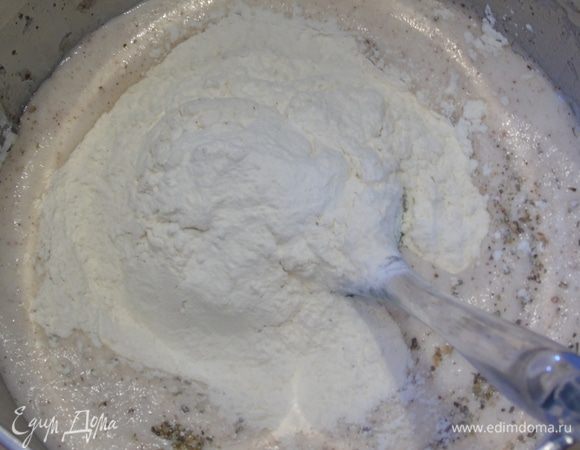 Муку просейте с разрыхлителем и добавьте в тесто, перемешайте.