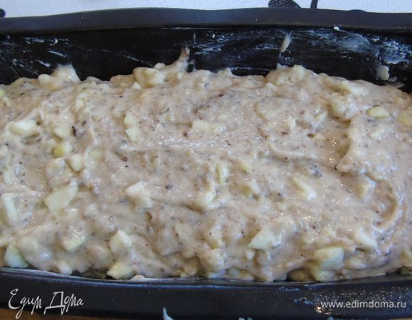 Выкладываем в смазанную маслом форму или выстеленную пергаментом, накрываем фольгой и отправляем в разогретую до 175°С духовку на 1 час. 