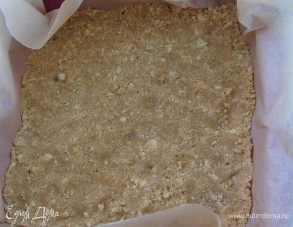 Печенье перебейте в крошку, добавьте растопленное сливочное масло и масло грецкого ореха Biolio. Форму 20х20 выложите пергаментом и утрамбуйте начинку. Отправьте выпекаться на 10 минут в разогретую до 200°С духовку.