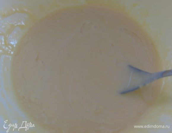 Для крема смешайте желтки, сгущенку, лимонную цедру и лимонный сок.