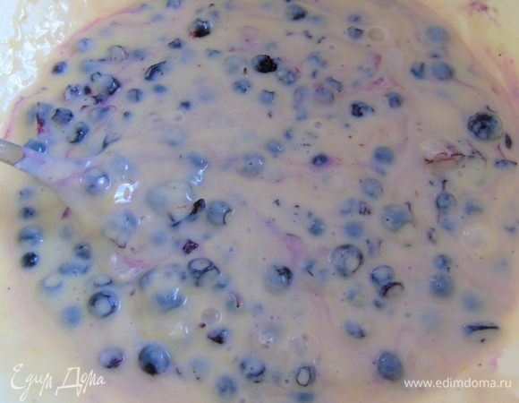 Высыпьте в крем чернику и аккуратно перемешайте.